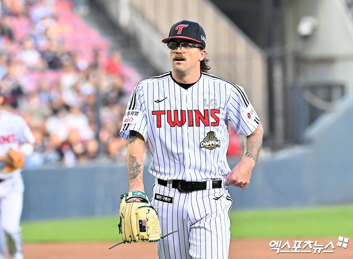 15일 오후 서울 송파구 잠실야구장에서 열린 '2026 신한 SOL Bank KBO리그' 롯데 자이언츠와 LG 트윈스의 경기, 1회초 수비를 마친 LG 웰스가 더그아웃으로 향하고 있다. 잠실, 김한준 기자