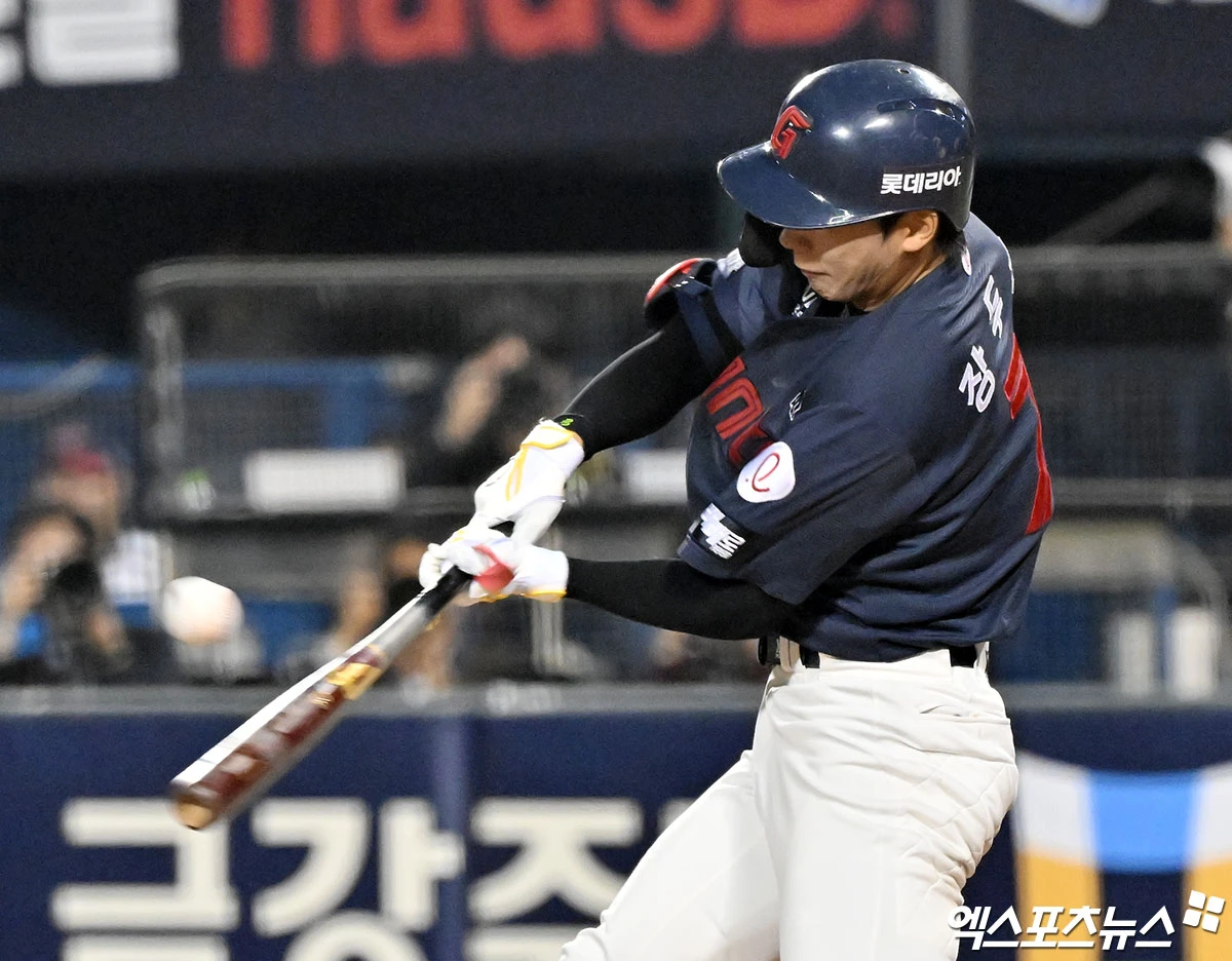 15일 오후 서울 송파구 잠실야구장에서 열린 '2026 신한 SOL Bank KBO리그' 롯데 자이언츠와 LG 트윈스의 경기에서 롯데가 2-0으로 승리했다. 선발투수 김진욱이 앞선 등판 8이닝 1실점 피칭에 이어 이날도 6⅔이닝(101구) 3피안타 2사사구 5탈삼진 무실점 완벽투를 선보이며 LG 타선을 꽁꽁 묶었다. 타선에서는 손성빈이 자신의 시즌 마수걸이 홈런으로 결승점을 올렸다. 이날 승리로 롯데는 2연패 흐름에서 탈출함과 동시에 8연승을 달리고 있던 단독 1위 LG의 고공 행진을 막아섰다. 잠실, 김한준 기자