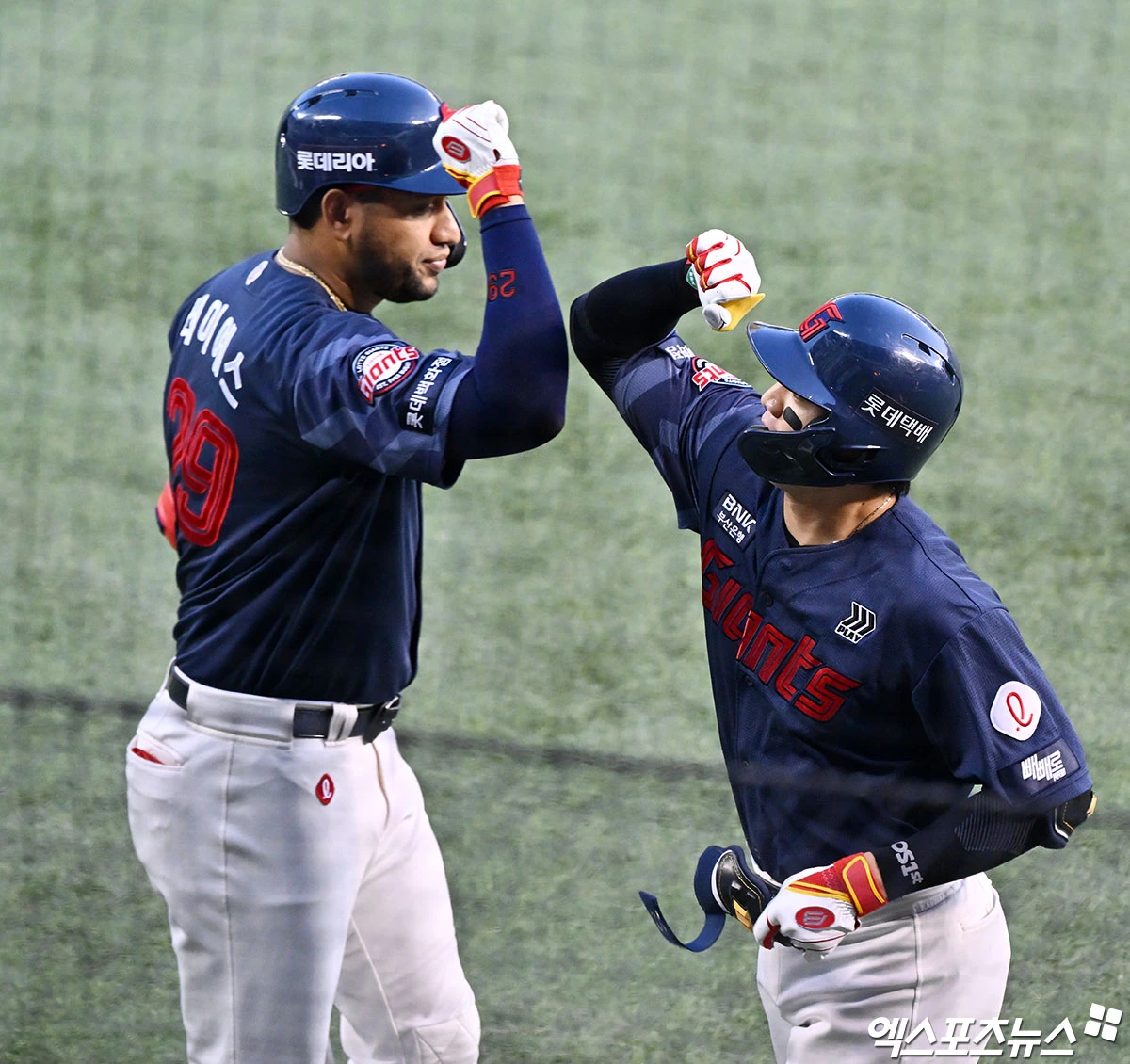 15일 오후 서울 송파구 잠실야구장에서 열린 '2026 신한 SOL Bank KBO리그' 롯데 자이언츠와 LG 트윈스의 경기, 3회초 1사 롯데 손성빈이 솔로 홈런을 날린 후 기뻐하고 있다. 잠실, 김한준 기자