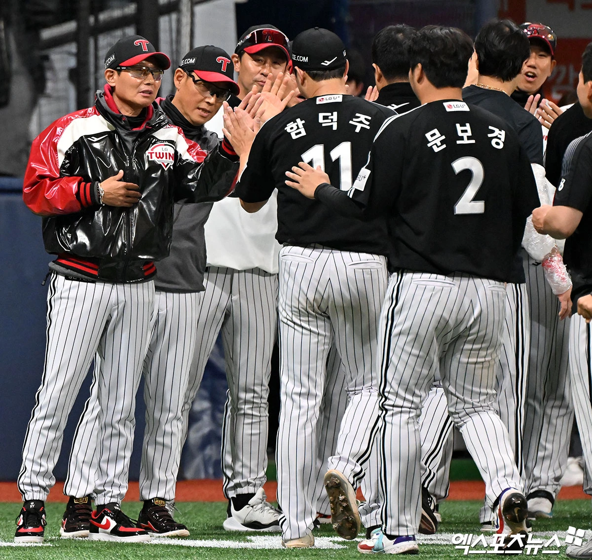 지난 5일 오후 서울 구로구 고척스카이돔에서 열린 '2026 신한 SOL Bank KBO리그' LG 트윈스와 키움 히어로즈의 경기, LG가 선발 전원 안타를 기록하며 키움에 6:5로 승리했다.  이날 경기에서 승리한 LG 염경엽 감독이 선수들과 하이파이브를 하고 있다. 엑스포츠뉴스 DB