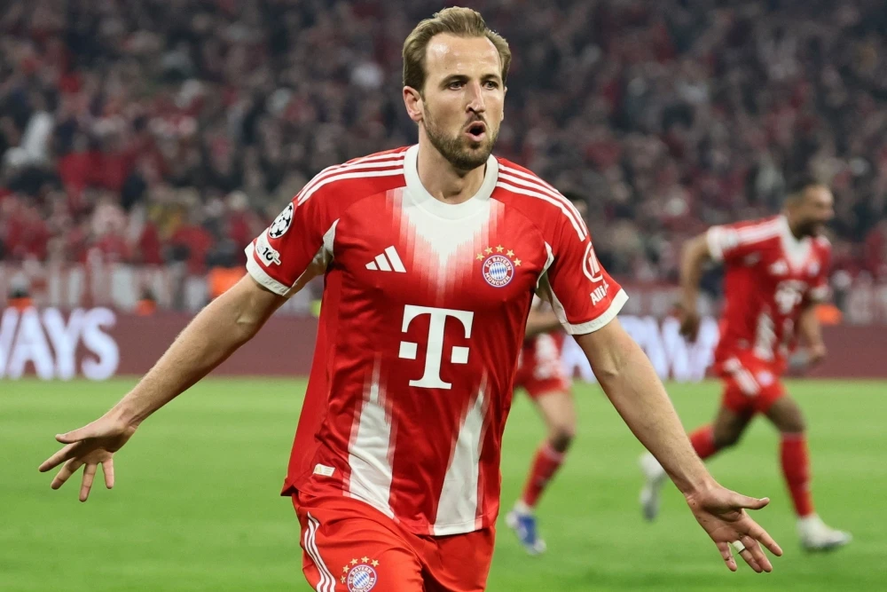 김민재가 뛰는 독일 바이에른 뮌헨이 레알 마드리드(스페인)를 물리치고 유럽축구연맹(UEFA) 챔피언스리그(UCL) 4강에 올랐다. 이로써 UCL 4강 무대에서 김민재와 이강인(PSG)의 맞대결이 펼쳐지게 됐다. 뮌헨은 16일 독일 뮌헨의 알리안츠 아레나에서 열린 2025-2026 UCL 8강 2차전에서 루이스 디아스와 마이클 올리세의 극적인 막판 연속골로 4-3 역전승을 거뒀다. 뮌헨은 1, 2차전 합계 6-4로 앞서며 준결승행 티켓을 거머쥐었다. 뮌헨은 이강인 소속팀 PSG와 29일, 5월7일 연달아 4강전을 치른다. 연합뉴스