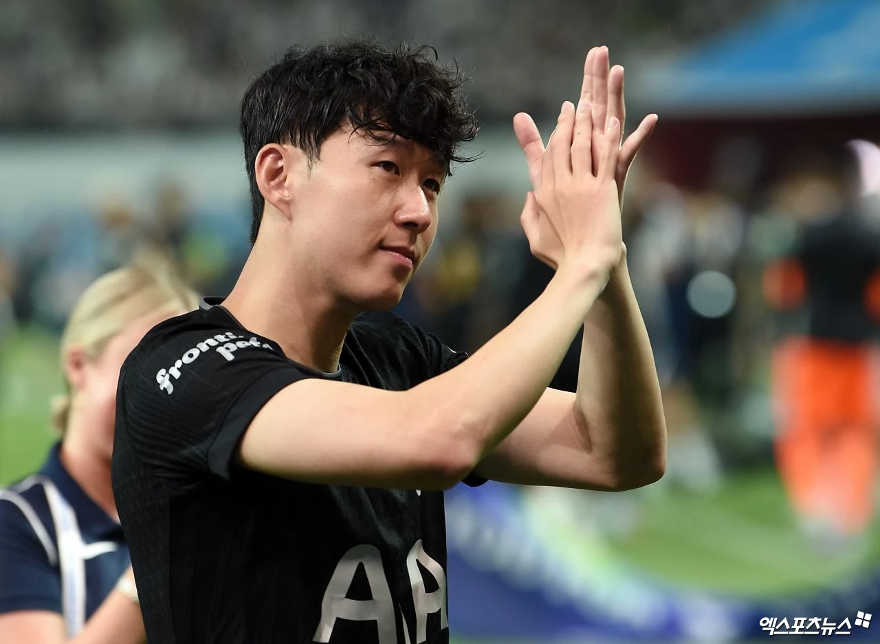 손흥민 전 소속팀인 토트넘 홋스퍼가 대한민국 축구대표팀 공격수 오현규(베식타시)를 노리는 것으로 드러났다. 영국 매체 '팀토크'는 18일(한국시간) 토트넘 홋스퍼가 맨체스터 유나이티드와 높은 득점력을 기록하는 뛰어난 공격수를 계약하기 위해 영입전을 벌인다고 보도했다. 매체는 '오현규가 2025-2026시즌 베식타시에서 최고의 경기력으로 스카우트의 관심을 끌면서 이번 여름 토트넘이 맨유와 오현규를 두고 영입전을 벌일 준비를 한다'며 '토트넘은 한국에 손흥민의 성공적인 시기를 보낸 덕분에 엄청난 팬층을 보유하고 있고 토트넘이 또 다른 한국 스타를 원하는 것으로 보인다'라고 전했다. 엑스포츠뉴스DB