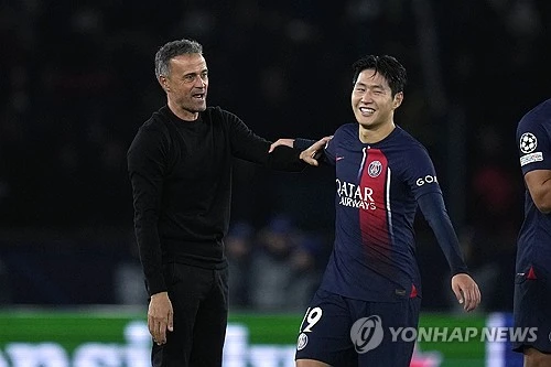 파리 생제르맹(PSG) 이강인이 올여름 팀을 떠나기로 결심했다는 소식이 전해졌다. 유럽축구연맹(UEFA) 챔피언스리그 4강 진출이라는 성과에 가려진 출전 시간 부족 문제가 결국 이적이라는 결단으로 이어진 모양새다. 프랑스 매체 르트랜스퍼는 이강인이 이번 여름 PSG를 떠나기로 결심한 두 명의 선수 중 한 명이며 팀 내 입지 확보에 어려움을 느끼고 올여름 이적을 강력히 원하고 있다고 전했다. 연합뉴스