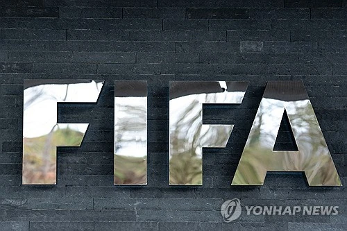 잔니 인판티노 국제축구연맹(FIFA) 회장이 이란의 2026 국제축구연맹(FIFA) 북중미 월드컵 불참 가능성을 정면으로 일축했다. 미국과의 군사적 충돌이 이어지는 일촉즉발의 상황 속에서도 이란은 예정대로 미국 땅을 밟아 월드컵 무대를 치를 전망이다. 인판티노 회장은 15일 미국 워싱턴 DC에서 열린 CNBC '미국 투자 포럼'에 참석해 이란 대표팀은 확실히 올 것이며 스포츠는 정치와 분리되어야 한다고 강력한 메시지를 던졌다. 연합뉴스