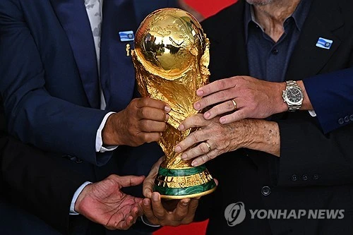 잔니 인판티노 국제축구연맹(FIFA) 회장이 이란의 2026 국제축구연맹(FIFA) 북중미 월드컵 불참 가능성을 정면으로 일축했다. 미국과의 군사적 충돌이 이어지는 일촉즉발의 상황 속에서도 이란은 예정대로 미국 땅을 밟아 월드컵 무대를 치를 전망이다. 인판티노 회장은 15일 미국 워싱턴 DC에서 열린 CNBC '미국 투자 포럼'에 참석해 이란 대표팀은 확실히 올 것이며 스포츠는 정치와 분리되어야 한다고 강력한 메시지를 던졌다. 연합뉴스