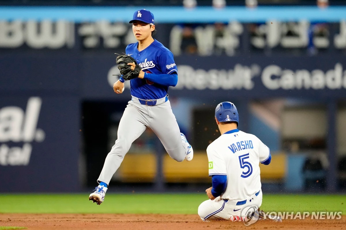 김혜성(로스앤젤레스 다저스)이 2026시즌 마수걸이 홈런포를 날렸다. 김혜성은 16일(한국시간) 미국 캘리포니아주 로스앤젤레스 다저스타디움에서 열린 2026 미국프로야구 메이저리그(MLB) 뉴욕 메츠와 홈 경기에 8번 타자 유격수로 선발 출전해 0-0으로 맞선 2회말 투런 홈런을 터뜨렸다. 달튼 러싱의 2루타로 찾아온 득점권 기회에서 타석에 들어섰고, 볼카운트 2볼 1스트라이크에서 가운데 몰린 시속 151.9㎞ 싱킹패스트볼을 걷어 올려 우중간 담장을 넘겼다. 김혜성의 시즌 1호 홈런이다. 연합뉴스