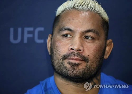 전 UFC 헤비급 스타 마크 헌트가 살해 협박 의혹으로 체포됐다가 조건부 보석으로 석방됐다. 호주 현지 법원은 첫 심리 뒤 헌트의 보석을 허가했지만, 사건은 아직 진행 중이다. 다음 심리는 이달 말 열린다. 미국 매체 레슬링Inc에 따르면 헌트는 15일 호주 뉴사우스웨일스 북동부 지역에서 가정폭력 관련 신고 이후 체포됐다. 헌트가 그를 돕던 여성 가족 구성원에게 살해 협박 문자 메시지를 보냈다는 구체적인 혐의가 제기돼 충격을 줬다. 연합뉴스