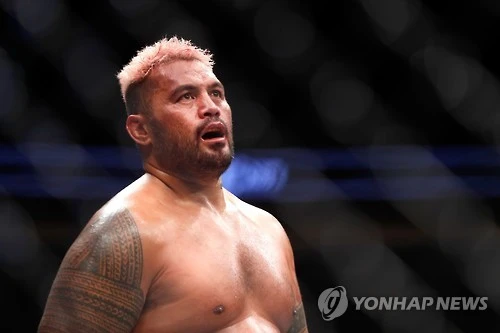 전 UFC 헤비급 스타 마크 헌트가 살해 협박 의혹으로 체포됐다가 조건부 보석으로 석방됐다. 호주 현지 법원은 첫 심리 뒤 헌트의 보석을 허가했지만, 사건은 아직 진행 중이다. 다음 심리는 이달 말 열린다. 미국 매체 레슬링Inc에 따르면 헌트는 15일 호주 뉴사우스웨일스 북동부 지역에서 가정폭력 관련 신고 이후 체포됐다. 헌트가 그를 돕던 여성 가족 구성원에게 살해 협박 문자 메시지를 보냈다는 구체적인 혐의가 제기돼 충격을 줬다. 연합뉴스