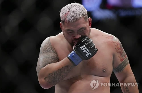 전 UFC 헤비급 스타 마크 헌트가 살해 협박 의혹으로 체포됐다가 조건부 보석으로 석방됐다. 호주 현지 법원은 첫 심리 뒤 헌트의 보석을 허가했지만, 사건은 아직 진행 중이다. 다음 심리는 이달 말 열린다. 미국 매체 레슬링Inc에 따르면 헌트는 15일 호주 뉴사우스웨일스 북동부 지역에서 가정폭력 관련 신고 이후 체포됐다. 헌트가 그를 돕던 여성 가족 구성원에게 살해 협박 문자 메시지를 보냈다는 구체적인 혐의가 제기돼 충격을 줬다. 연합뉴스