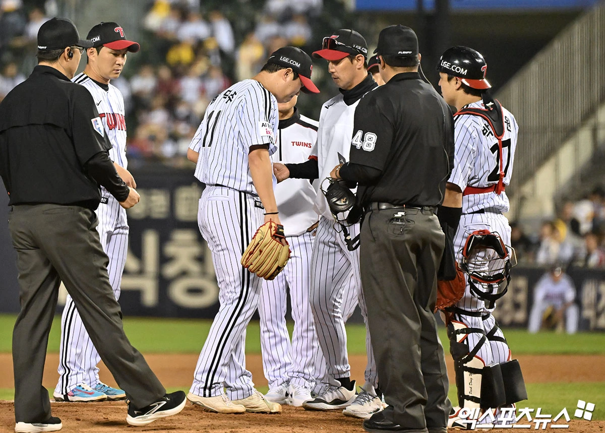 15일 오후 서울 송파구 잠실야구장에서 열린 '2026 신한 SOL Bank KBO리그' 롯데 자이언츠와 LG 트윈스의 경기, 9회초 2사 LG 함덕주가 마운드를 내려가고 있다. 잠실, 김한준 기자