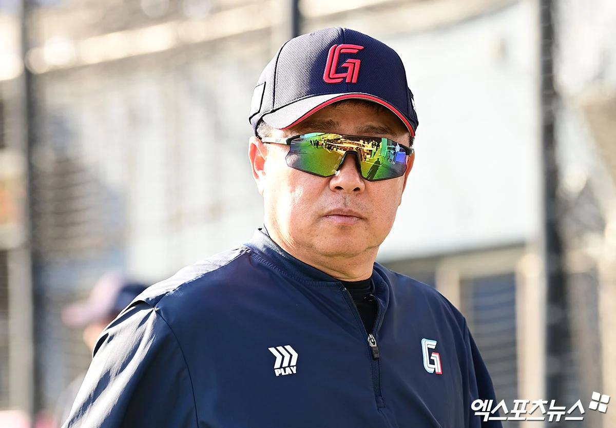 16일 오후 서울 송파구 잠실야구장에서 열리는 '2026 신한 SOL Bank KBO리그' 롯데 자이언츠와 LG 트윈스의 경기에 앞서 롯데 김태형 감독이 선수단 훈련을 지켜보고 있다. 잠실, 박지영 기자