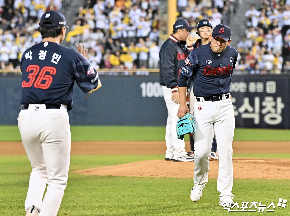 15일 오후 서울 송파구 잠실야구장에서 열린 '2026 신한 SOL Bank KBO리그' 롯데 자이언츠와 LG 트윈스의 경기, 7회말 2사 3루 롯데 김진욱이 마운드를 내려오고 있다. 엑스포츠뉴스 DB