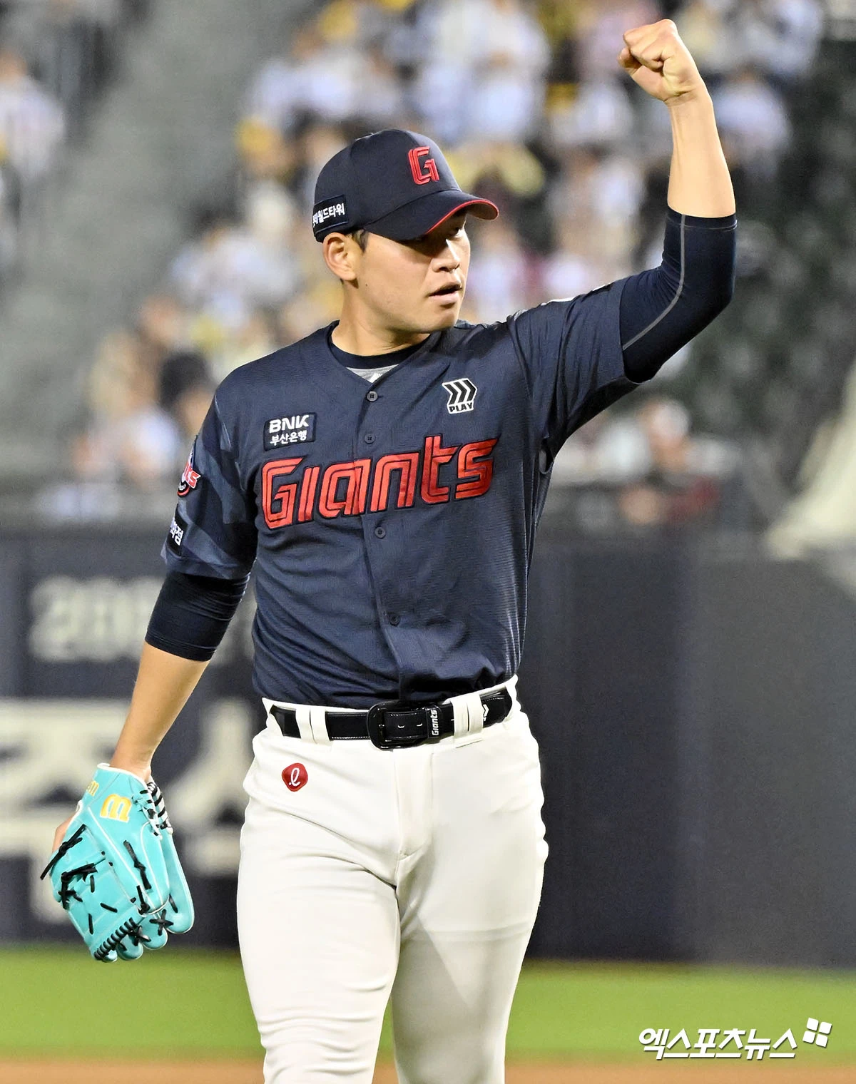 15일 오후 서울 송파구 잠실야구장에서 열린 '2026 신한 SOL Bank KBO리그' 롯데 자이언츠와 LG 트윈스의 경기, 6회말 수비를 마친 롯데 김진욱이 기뻐하고 있다. 엑스포츠뉴스 DB