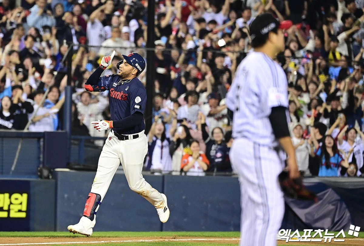 16일 오후 서울 송파구 잠실야구장에서 열린 '2026 신한 SOL Bank KBO리그' 롯데 자이언츠와 LG 트윈스의 경기, 6회초 2사 1루 롯데 레이예스가 LG 투수 장현식 상대로 동점 투런 홈런을 때려낸 뒤 베이스를 돌고 있다. 잠실, 박지영 기자