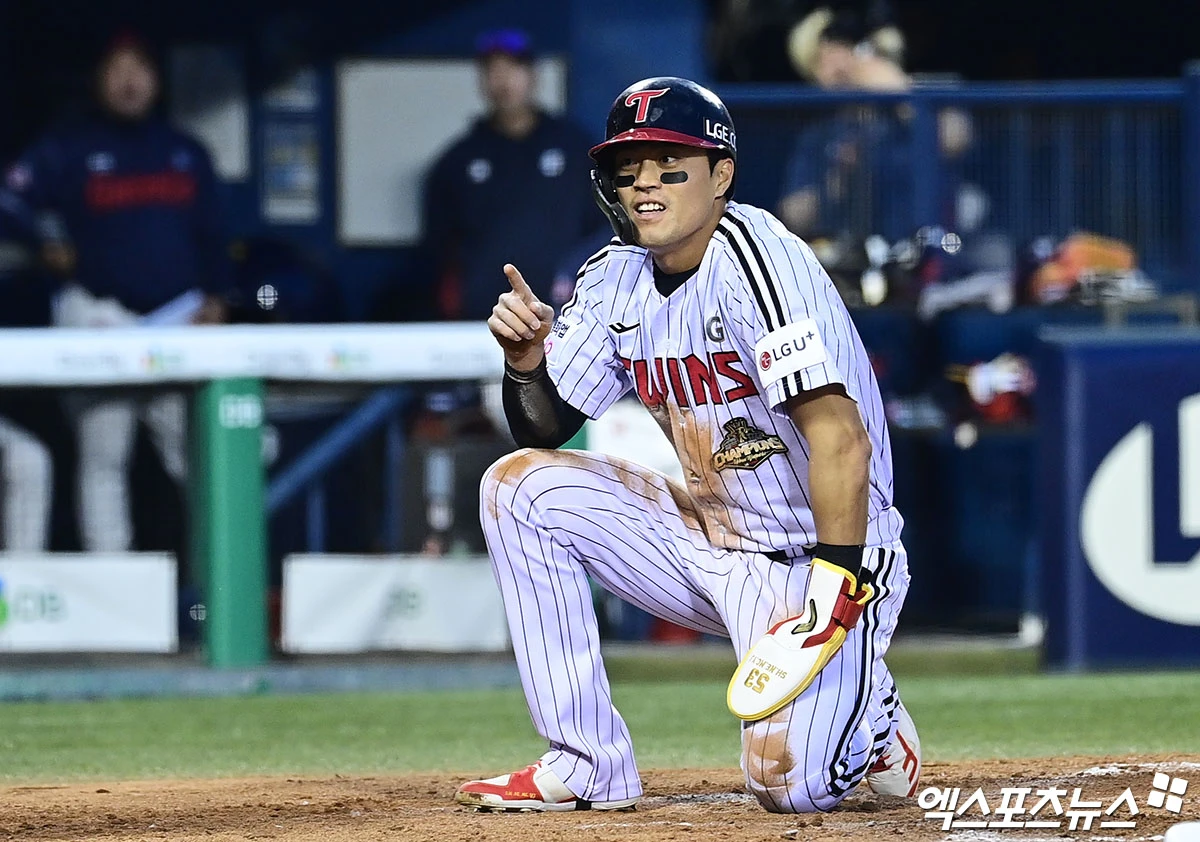  16일 오후 서울 송파구 잠실야구장에서 열린 '2026 신한 SOL Bank KBO리그' 롯데 자이언츠와 LG 트윈스의 경기, 2회말 LG 홍창기 타석 때 2루주자 천성호가 롯데 선발투수 로드리게스의 폭투를 틈타 홈으로 쇄도했으나 로드리게스에게 태그아웃 당한 뒤 더그아웃을 향해 비디오 판독 요청을 어필하고 있다. 이후 LG측 요청으로 비디오 판독 실시했으나 원심 유지.  잠실, 박지영 기자