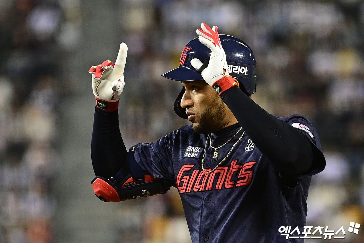 16일 오후 서울 송파구 잠실야구장에서 열린 '2026 신한 SOL Bank KBO리그' 롯데 자이언츠와 LG 트윈스의 경기, 4회초 1사 롯데 레이예스가 안타를 때려낸 뒤 세리머니를 하고 있다. 잠실, 박지영 기자