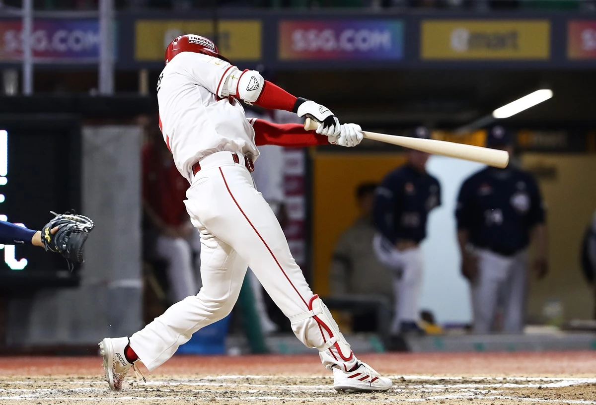 SSG 랜더스가 7회 역전 결승타와 8회 동점을 막은 호수비로 원맨쇼를 펼친 내야수 박성한의 활약에 힘입어 두산 베어스를 한 점 차로 꺾고 주중 위닝 시리즈를 달성했다. SSG는 16일 인천 SSG랜더스필드에서 2026 신한 SOL뱅크 KBO리그 두산전을 치러 2-1로 승리했다. 6연패 뒤 2연승으로 반등한 SSG는 시즌 9승7패, 두산은 시즌 5승1무10패를 기록했다.