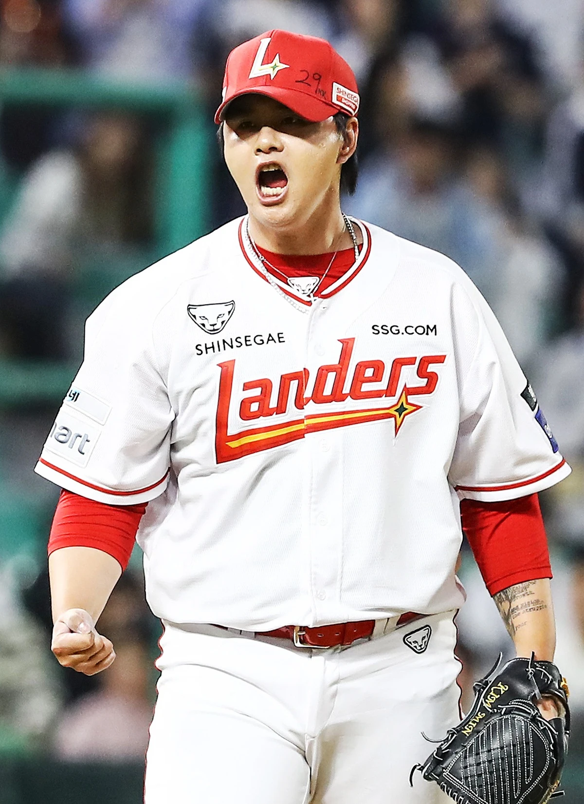 SSG 랜더스가 7회 역전 결승타와 8회 동점을 막은 호수비로 원맨쇼를 펼친 내야수 박성한의 활약에 힘입어 두산 베어스를 한 점 차로 꺾고 주중 위닝 시리즈를 달성했다. SSG는 16일 인천 SSG랜더스필드에서 2026 신한 SOL뱅크 KBO리그 두산전을 치러 2-1로 승리했다. 6연패 뒤 2연승으로 반등한 SSG는 시즌 9승7패, 두산은 시즌 5승1무10패를 기록했다.