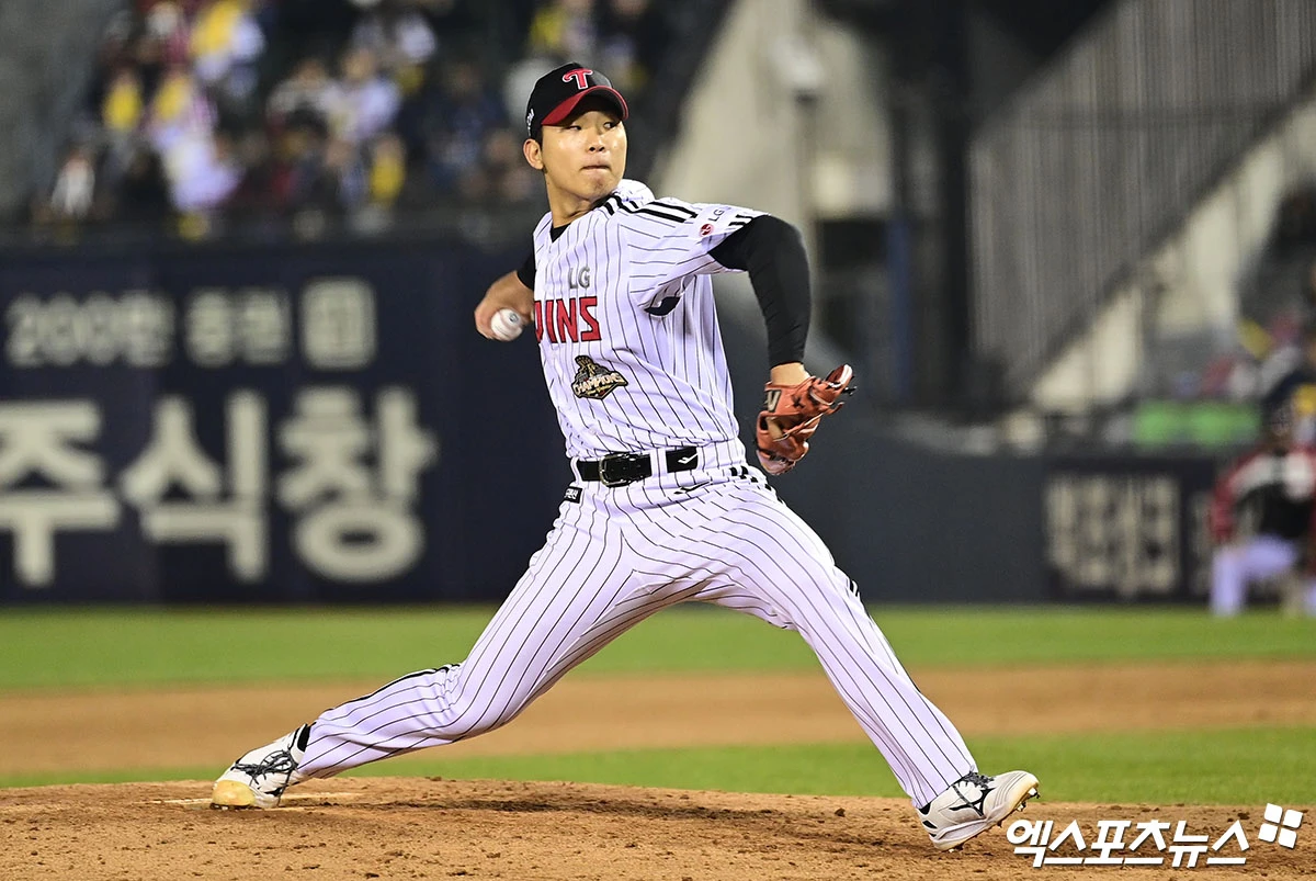 16일 오후 서울 송파구 잠실야구장에서 열린 '2026 신한 SOL Bank KBO리그' 롯데 자이언츠와 LG 트윈스의 경기, 7회초 LG 우강훈이 역투하고 있다. 잠실, 박지영 기자