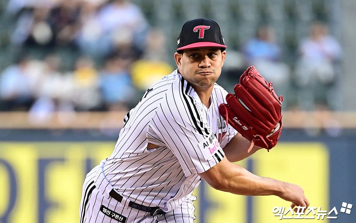16일 오후 서울 송파구 잠실야구장에서 열린 '2026 신한 SOL Bank KBO리그' 롯데 자이언츠와 LG 트윈스의 경기, 1회초 LG 선발투수 치리노스가 역투하고 있다. 잠실, 박지영 기자