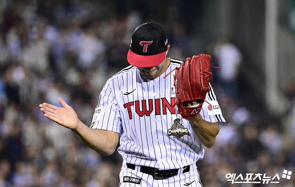 16일 오후 서울 송파구 잠실야구장에서 열린 '2026 신한 SOL Bank KBO리그' 롯데 자이언츠와 LG 트윈스의 경기, 5회초 종료 후 LG 선발투수 치리노스가 기뻐하며 더그아웃으로 향하고 있다. 잠실, 박지영 기자
