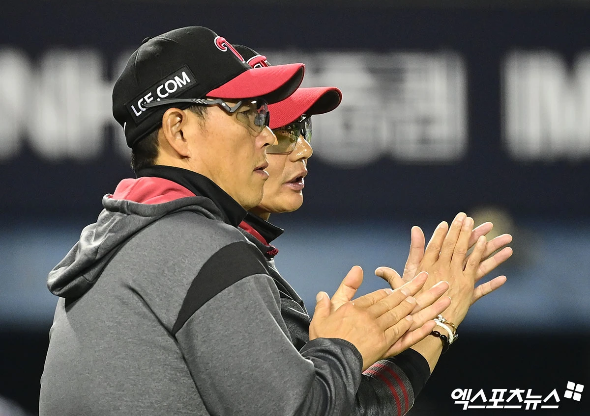 16일 오후 서울 송파구 잠실야구장에서 열린 '2026 신한 SOL Bank KBO리그' 롯데 자이언츠와 LG 트윈스의 경기, LG가 7:4의 스코어로 승리하며 위닝 시리즈를 달성했다.   경기 종료 후 LG 염경엽 감독이 승리의 기쁨을 나누고 있다. 잠실, 박지영 기자