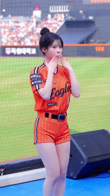 AI 치어리더의 등장?…한화 김보미, 인형 비주얼로 응원단상 접수