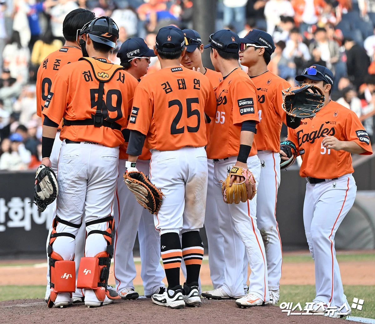 한화 이글스가 6연패에 빠진 가운데 누가 봐도 번복될 수 있는 판정에 대해 비디오 판독을 신청하지 않아 팬들이 크게 아쉬워하고 있다. 해당 플레이가 9회에 나왔다고 해도 벤치가 당연히 비디오 판독을 했었어야 한다는 주장이 속출하는 중이다. 한화는 17일 대전 한화생명볼파크에서 열린 2026 신한 SOL KBO리그 삼성 라이온즈와의 홈경기에서 1-6으로 졌다. 이 경기에서 한화는 1-6으로 뒤지던 9회 1사에서 주장 채은성이 중견수 뜬공으로 아웃됐다. 중계화면을 보면 안타로 번복될 수 있는 상황이었으나 한화 벤치는 비디오판독 신청을 하지 않았다. 엑스포츠뉴스DB