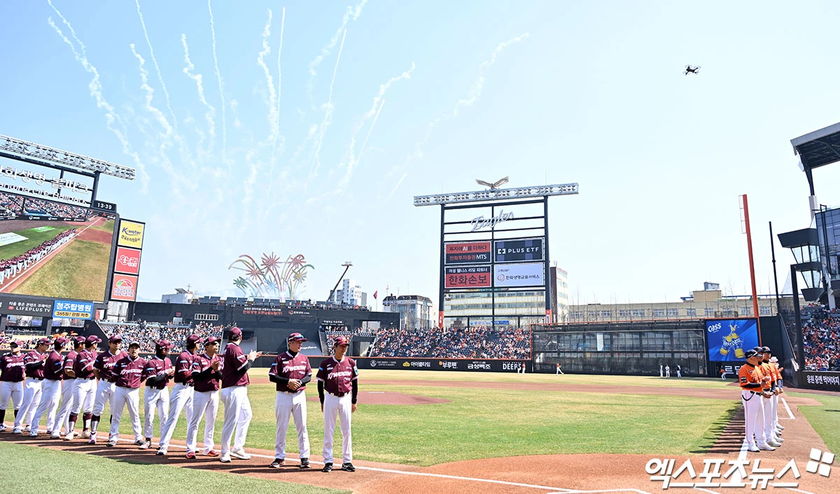 한화 이글스가 6연패에 빠진 가운데 누가 봐도 번복될 수 있는 판정에 대해 비디오 판독을 신청하지 않아 팬들이 크게 아쉬워하고 있다. 해당 플레이가 9회에 나왔다고 해도 벤치가 당연히 비디오 판독을 했었어야 한다는 주장이 속출하는 중이다. 한화는 17일 대전 한화생명볼파크에서 열린 2026 신한 SOL KBO리그 삼성 라이온즈와의 홈경기에서 1-6으로 졌다. 이 경기에서 한화는 1-6으로 뒤지던 9회 1사에서 주장 채은성이 중견수 뜬공으로 아웃됐다. 중계화면을 보면 안타로 번복될 수 있는 상황이었으나 한화 벤치는 비디오판독 신청을 하지 않았다. 엑스포츠뉴스DB