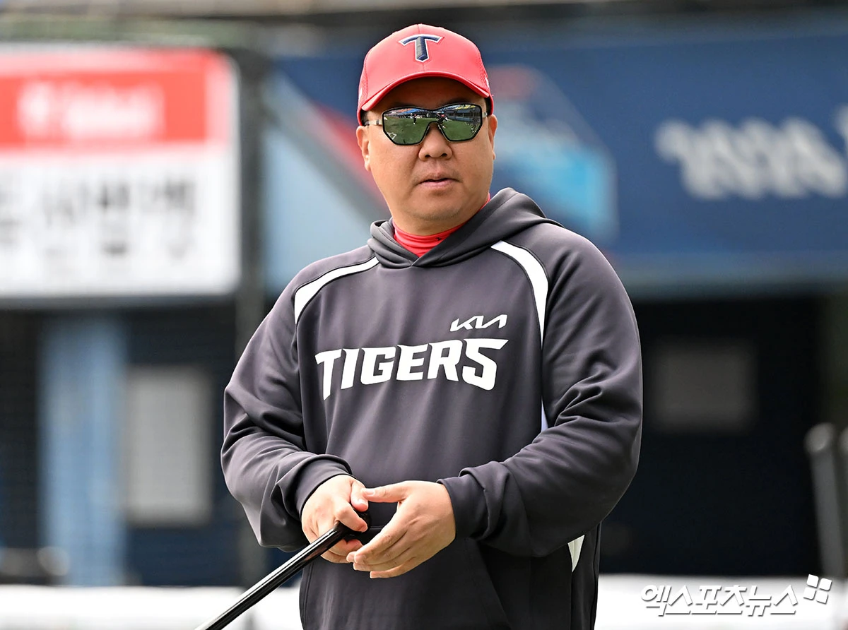 17일 오후 서울 송파구 잠실야구장에서 열리는 '2026 신한 SOL Bank KBO리그' KIA 타이거즈와 두산 베어스의 경기, KIA 이범호 감독이 선수들의 훈련을 지켜보고 있다. 잠실, 김한준 기자