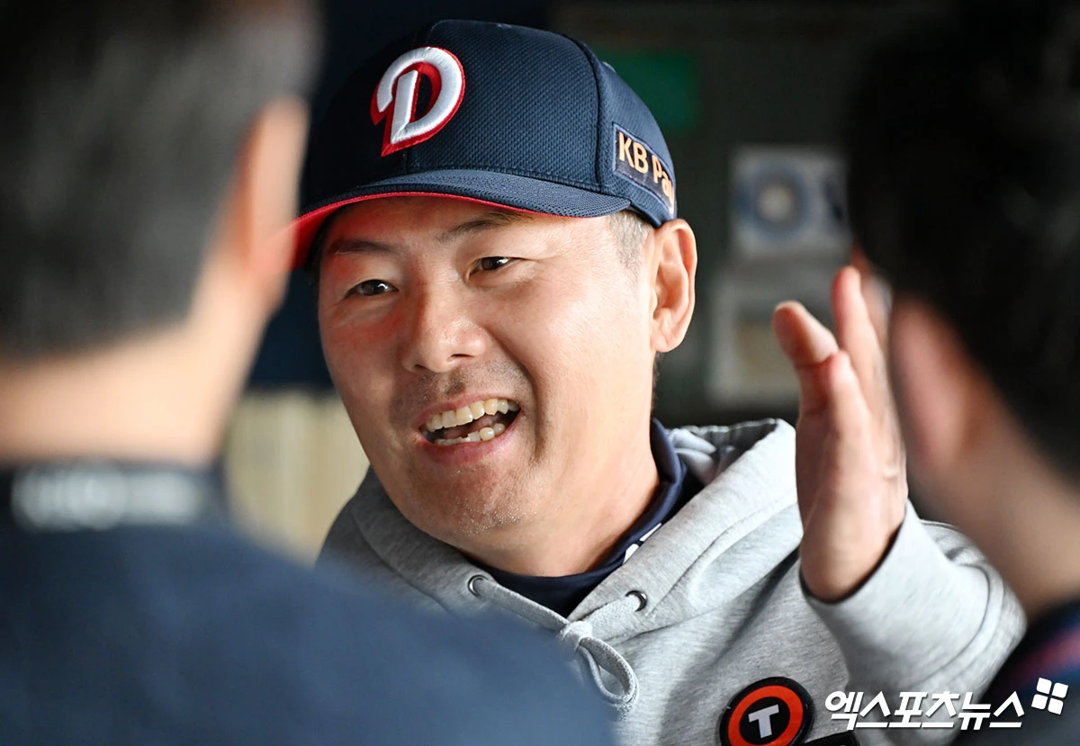 17일 오후 서울 송파구 잠실야구장에서 열리는 '2026 신한 SOL Bank KBO리그' KIA 타이거즈와 두산 베어스의 경기, 두산 김원형 감독이 취재진과 대화를 나누고 있다. 잠실, 김한준 기자