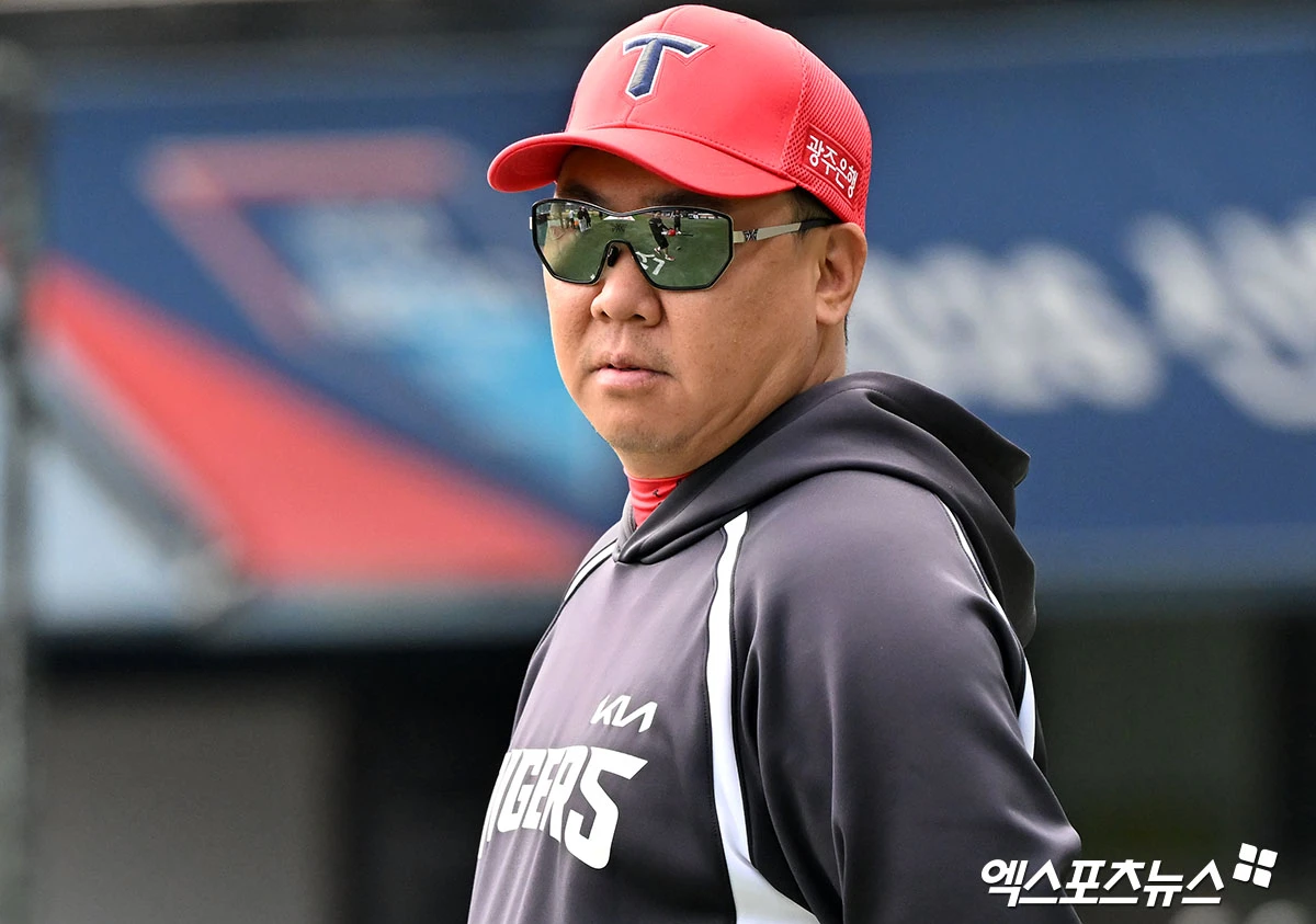17일 오후 서울 송파구 잠실야구장에서 열리는 '2026 신한 SOL Bank KBO리그' KIA 타이거즈와 두산 베어스의 경기, KIA 이범호 감독이 선수들의 훈련을 지켜보고 있다. 잠실, 김한준 기자
