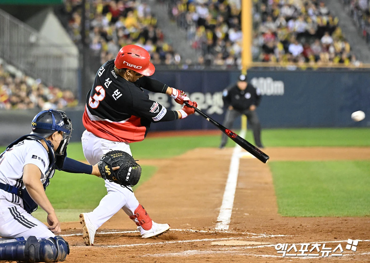 17일 오후 서울 송파구 잠실야구장에서 열린 '2026 신한 SOL Bank KBO리그' KIA 타이거즈와 두산 베어스의 경기, 7회초 1사 1,2루 KIA 김선빈이 2타점 2루타를 날리고 있다. 잠실, 김한준 기자