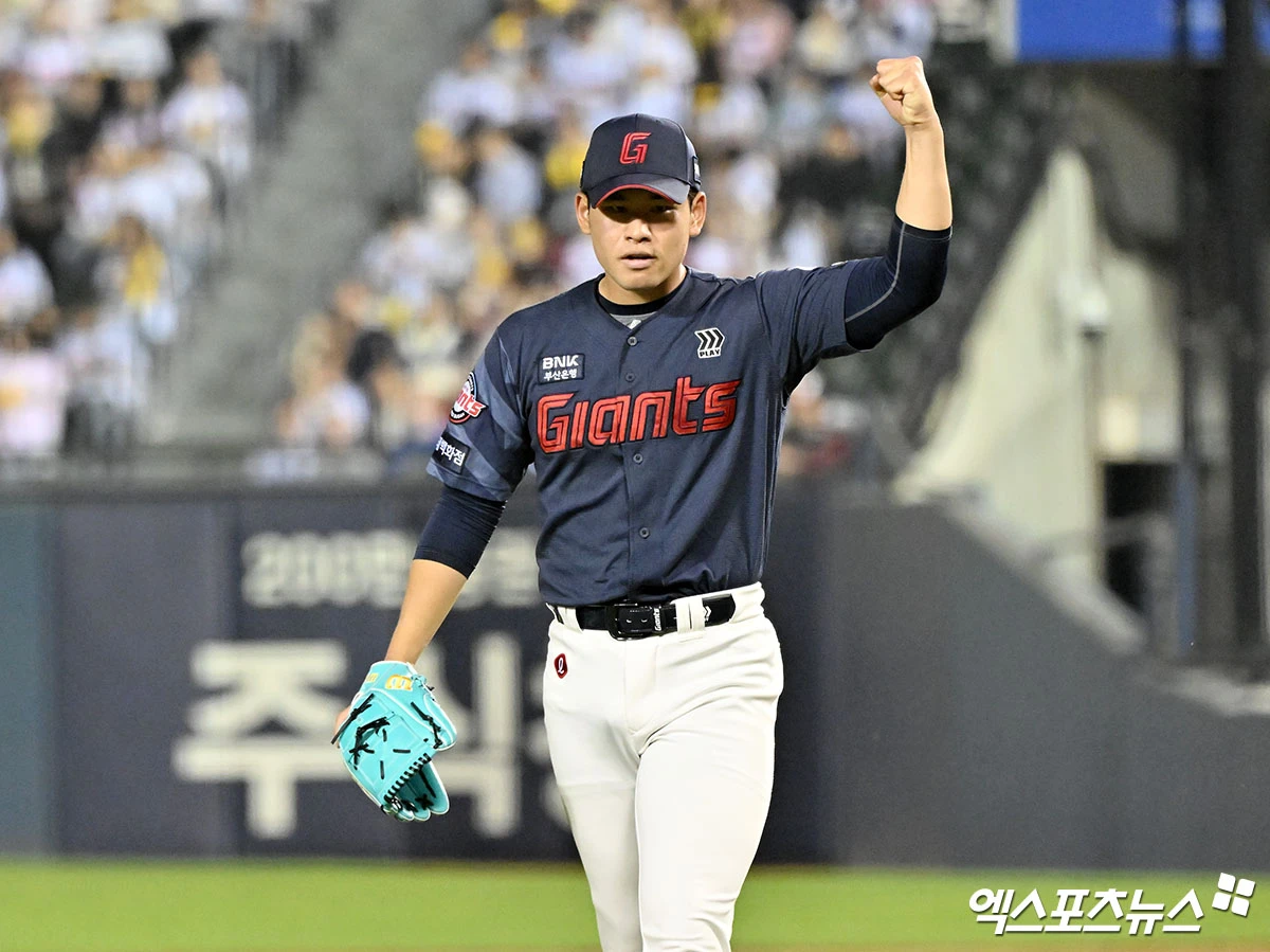 지난 15일 오후 서울 송파구 잠실야구장에서 열린 '2026 신한 SOL Bank KBO리그' 롯데 자이언츠와 LG 트윈스의 경기, 6회말 수비를 마친 롯데 김진욱이 기뻐하고 있다. 엑스포츠뉴스 DB