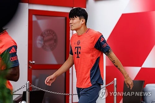 독일 분데스리가 명문 바이에른 뮌헨에서 입지가 좁아진 '철기둥' 김민재의 차기 행선지를 두고 여러 가능성이 제기되고 있는 가운데 그중 하나로 친정팀 페네르바체가 떠올랐다. 튀르키예 언론인 세르칸 함자오글루에 따르면 지난 목요일 이스탄불에서 김민재 측 에이전트와 페네르바체 경영진 간의 회담이 열린 것으로 확인됐다. 또한 나폴리 시절 김민재와 함께 리그 우승을 일궈냈던 루치아노 스팔레티 감독이 이끄는 유벤투스도 관심을 보이고 있다. 연합뉴스