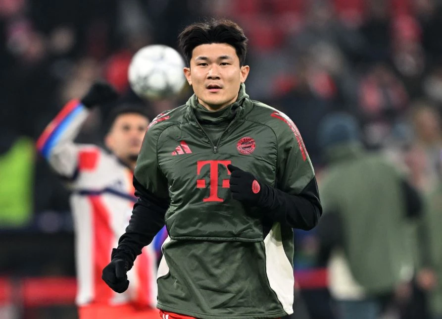 독일 분데스리가 명문 바이에른 뮌헨에서 입지가 좁아진 '철기둥' 김민재의 차기 행선지를 두고 여러 가능성이 제기되고 있는 가운데 그중 하나로 친정팀 페네르바체가 떠올랐다. 튀르키예 언론인 세르칸 함자오글루에 따르면 지난 목요일 이스탄불에서 김민재 측 에이전트와 페네르바체 경영진 간의 회담이 열린 것으로 확인됐다. 또한 나폴리 시절 김민재와 함께 리그 우승을 일궈냈던 루치아노 스팔레티 감독이 이끄는 유벤투스도 관심을 보이고 있다. 연합뉴스