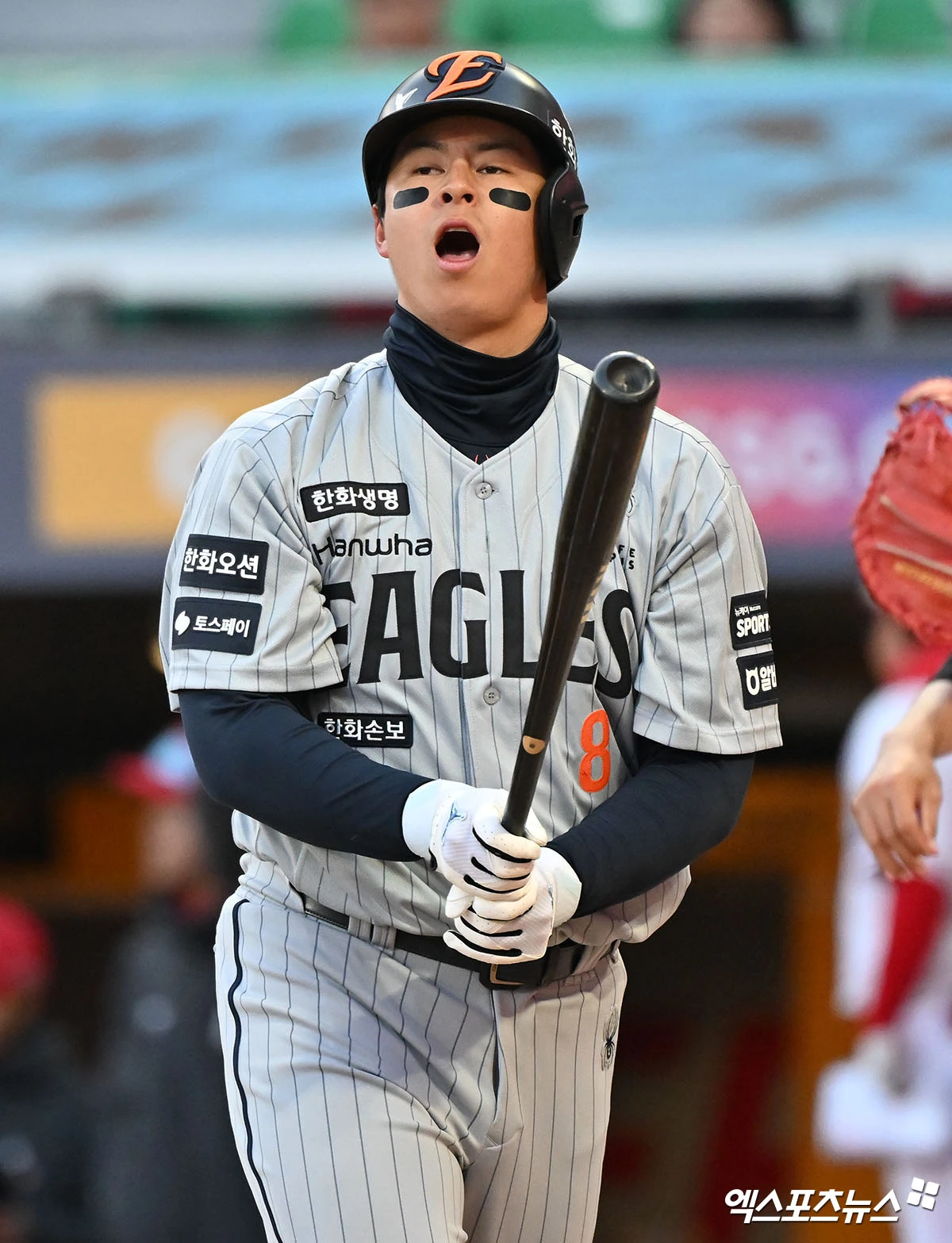 한화 이글스 내야수 노시환이 18일 서산야구장에서 열린 2026 메디힐 KBO 퓨처스리그 울산 웨일즈와의 홈경기에 1번 지명타자로 선발 출전해 3타수 1안타 3볼넷 2득점을 기록했다. 김경문 한화 감독은 노시환을 21일 1군 선수단에 합류시킬 계획이다. 김경문 한화 감독은 18일 롯데 자이언츠와의 정규시즌 1차전 원정경기 앞두고 '실력이 안 돼서 2군으로 보낸 게 아니지 않나. 심리적인 문제'라며 '본인도 책임감이 큰데, 잘 안 되다 보니까 감독만큼 스트레스를 받고 있다. 2군에서 당장 경기를 뛰면서 안타를 치고 그런 게 아니라 조금 쉬면서 편안해졌으면 좋겠다'고 했다. 엑스포츠뉴스 DB