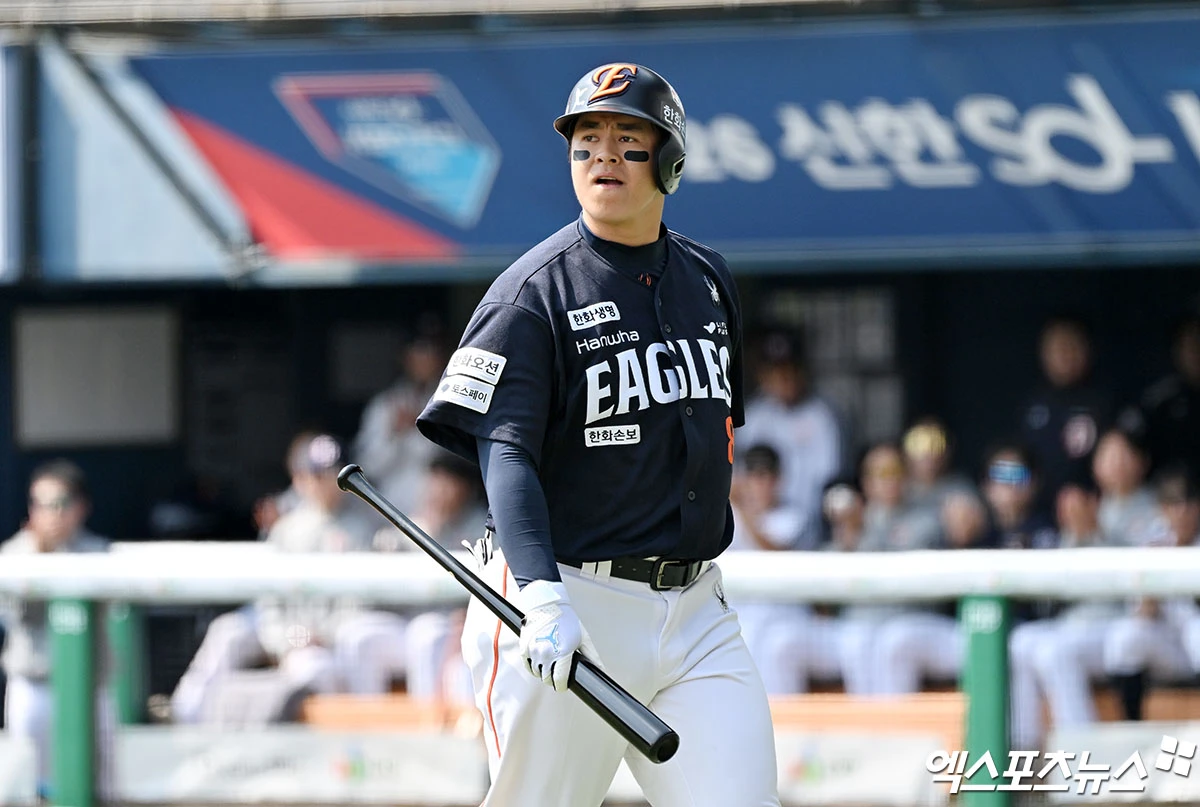 한화 이글스 내야수 노시환이 18일 서산야구장에서 열린 2026 메디힐 KBO 퓨처스리그 울산 웨일즈와의 홈경기에 1번 지명타자로 선발 출전해 3타수 1안타 3볼넷 2득점을 기록했다. 김경문 한화 감독은 노시환을 21일 1군 선수단에 합류시킬 계획이다. 김경문 한화 감독은 18일 롯데 자이언츠와의 정규시즌 1차전 원정경기 앞두고 '실력이 안 돼서 2군으로 보낸 게 아니지 않나. 심리적인 문제'라며 '본인도 책임감이 큰데, 잘 안 되다 보니까 감독만큼 스트레스를 받고 있다. 2군에서 당장 경기를 뛰면서 안타를 치고 그런 게 아니라 조금 쉬면서 편안해졌으면 좋겠다'고 했다. 엑스포츠뉴스 DB