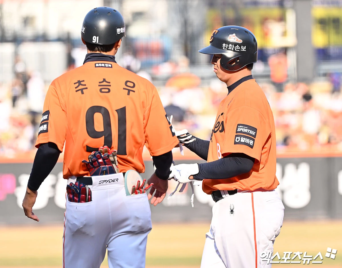 한화 이글스 내야수 노시환이 18일 서산야구장에서 열린 2026 메디힐 KBO 퓨처스리그 울산 웨일즈와의 홈경기에 1번 지명타자로 선발 출전해 3타수 1안타 3볼넷 2득점을 기록했다. 김경문 한화 감독은 노시환을 21일 1군 선수단에 합류시킬 계획이다. 김경문 한화 감독은 18일 롯데 자이언츠와의 정규시즌 1차전 원정경기 앞두고 '실력이 안 돼서 2군으로 보낸 게 아니지 않나. 심리적인 문제'라며 '본인도 책임감이 큰데, 잘 안 되다 보니까 감독만큼 스트레스를 받고 있다. 2군에서 당장 경기를 뛰면서 안타를 치고 그런 게 아니라 조금 쉬면서 편안해졌으면 좋겠다'고 했다. 엑스포츠뉴스 DB