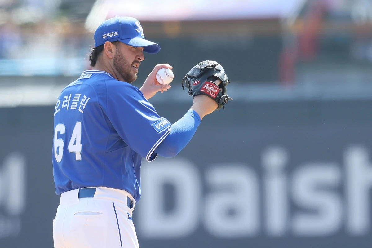 프로야구 삼성 라이온즈의 외국인 투스 잭 오러클린이 헤드샷 사구로 퇴장 조치를 당했다. 오러클린은 18일 대구 삼성라이온즈파크에서 열린 2026 신한SOL KBO리그 정규시즌 LG 트윈스와 홈 경기에 선발 등판, 4회초 1사 1볼 1스트라이크 상황에서 오지환을 상대로 머리 쪽에 시속 147km 직수를 던쳐 헤드샷 퇴장을 당했다. 이번 시즌 헤드샷 퇴장은 3월 31일 엄상백, 4월 5일 김도빈(이상 한화 이글스)에 이어 오러클린이 세 번째다. 삼성 라이온즈