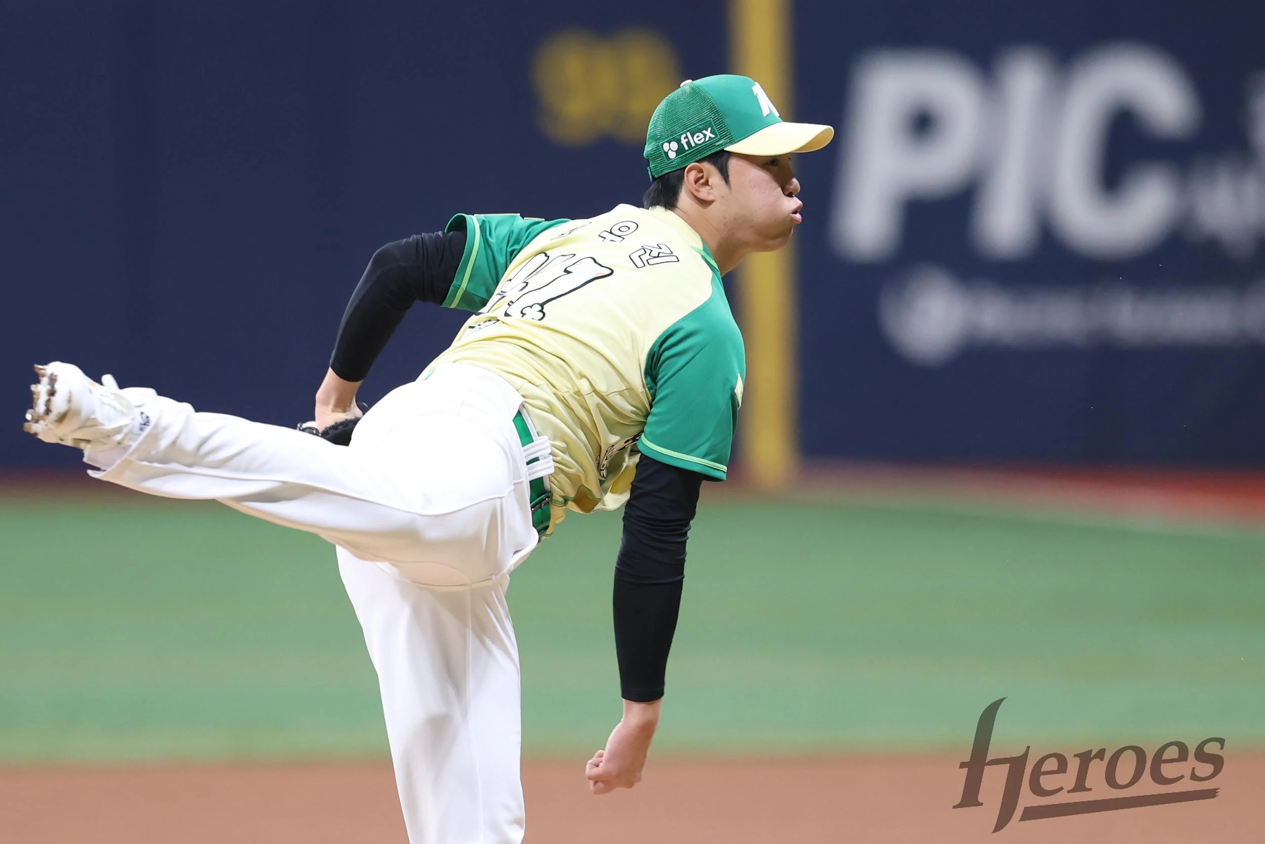 안우진은 18일 수원 케이티 위즈 파크에서 열린 KT 위즈와 2026 신한 SOL Bank KBO 리그 정규시즌 원정경기에서 키움의 선발투수로 마운드에 올랐다. 경기 전 2이닝만 던지기로 예정됐던 안우진은 실제 2이닝 28구를 던지며 2피안타 1볼넷 1실점을 기록했다. 안우진은 이날도 157km/h의 패스트볼을 뽐냈다. 다만 2회 1사 1루에서 상대팀 타자 장준원이 안우진의 156km/h 직구를 통타, 좌중간 펜스를 직격하는 2루타를 때리면서 1루 주자 배정대가 홈을 밟는 등 어려움도 겼었다. 키움 히어로즈