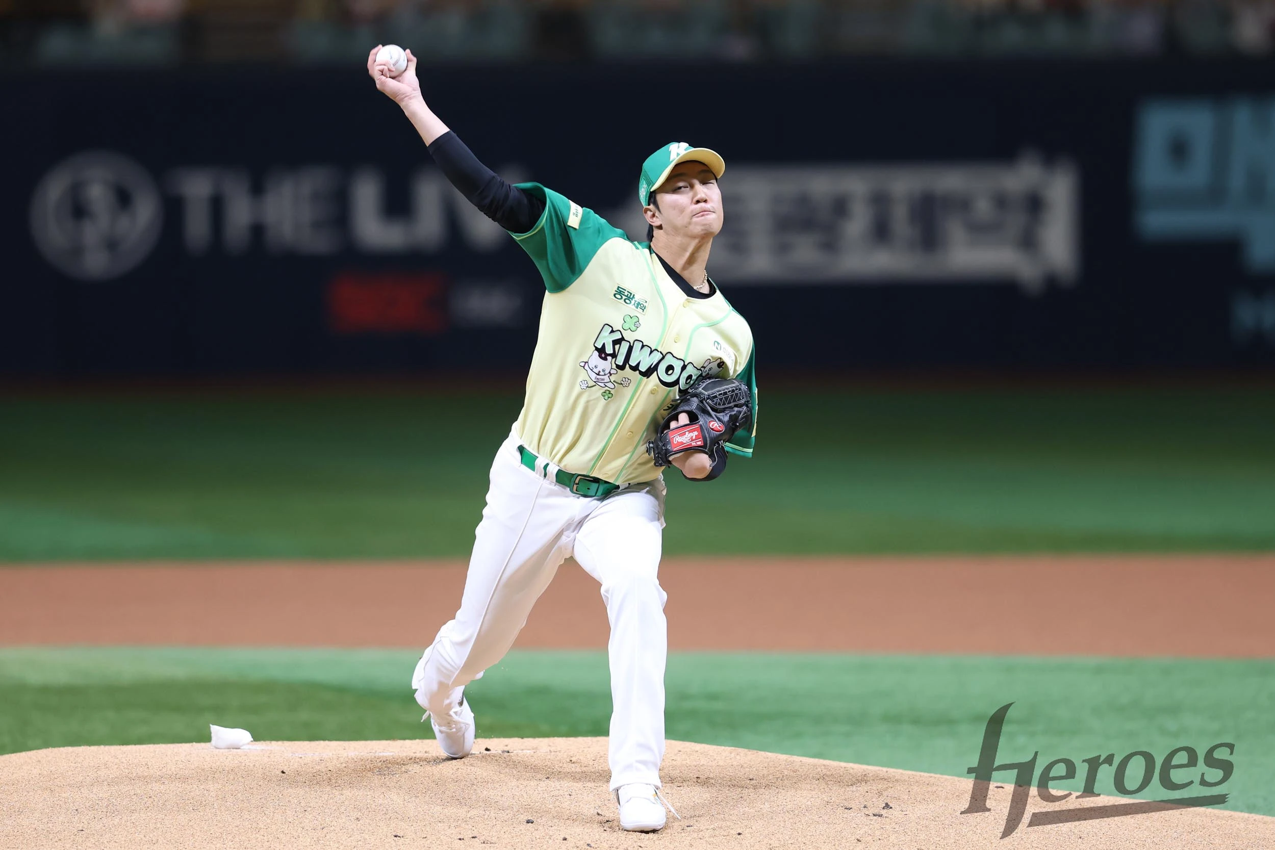 안우진은 18일 수원 케이티 위즈 파크에서 열린 KT 위즈와 2026 신한 SOL Bank KBO 리그 정규시즌 원정경기에서 키움의 선발투수로 마운드에 올랐다. 경기 전 2이닝만 던지기로 예정됐던 안우진은 실제 2이닝 28구를 던지며 2피안타 1볼넷 1실점을 기록했다. 안우진은 이날도 157km/h의 패스트볼을 뽐냈다. 다만 2회 1사 1루에서 상대팀 타자 장준원이 안우진의 156km/h 직구를 통타, 좌중간 펜스를 직격하는 2루타를 때리면서 1루 주자 배정대가 홈을 밟는 등 어려움도 겼었다. 키움 히어로즈