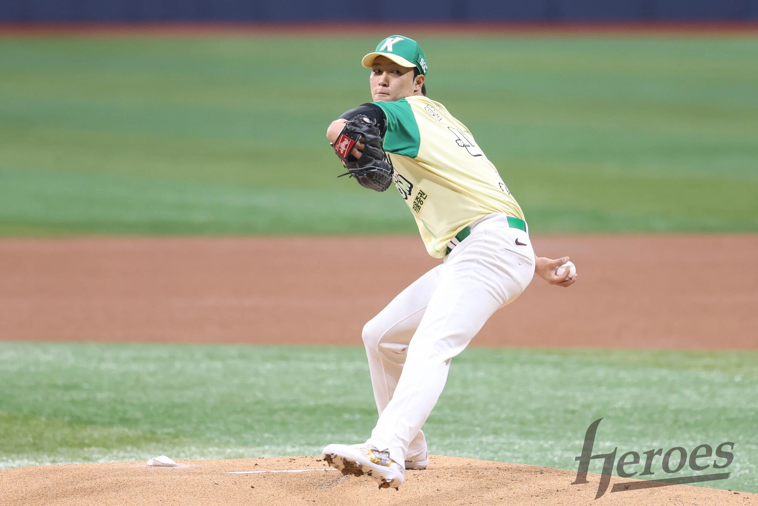 안우진은 18일 수원 케이티 위즈 파크에서 열린 KT 위즈와 2026 신한 SOL Bank KBO 리그 정규시즌 원정경기에서 키움의 선발투수로 마운드에 올랐다. 경기 전 2이닝만 던지기로 예정됐던 안우진은 실제 2이닝 28구를 던지며 2피안타 1볼넷 1실점을 기록했다. 안우진은 이날도 157km/h의 패스트볼을 뽐냈다. 다만 2회 1사 1루에서 상대팀 타자 장준원이 안우진의 156km/h 직구를 통타, 좌중간 펜스를 직격하는 2루타를 때리면서 1루 주자 배정대가 홈을 밟는 등 어려움도 겼었다. 키움 히어로즈