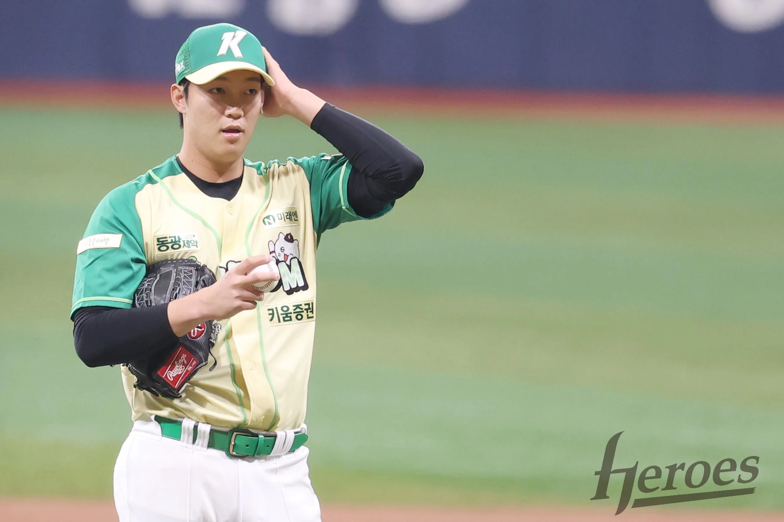 안우진은 18일 수원 케이티 위즈 파크에서 열린 KT 위즈와 2026 신한 SOL Bank KBO 리그 정규시즌 원정경기에서 키움의 선발투수로 마운드에 올랐다. 경기 전 2이닝만 던지기로 예정됐던 안우진은 실제 2이닝 28구를 던지며 2피안타 1볼넷 1실점을 기록했다. 안우진은 이날도 157km/h의 패스트볼을 뽐냈다. 다만 2회 1사 1루에서 상대팀 타자 장준원이 안우진의 156km/h 직구를 통타, 좌중간 펜스를 직격하는 2루타를 때리면서 1루 주자 배정대가 홈을 밟는 등 어려움도 겼었다. 키움 히어로즈