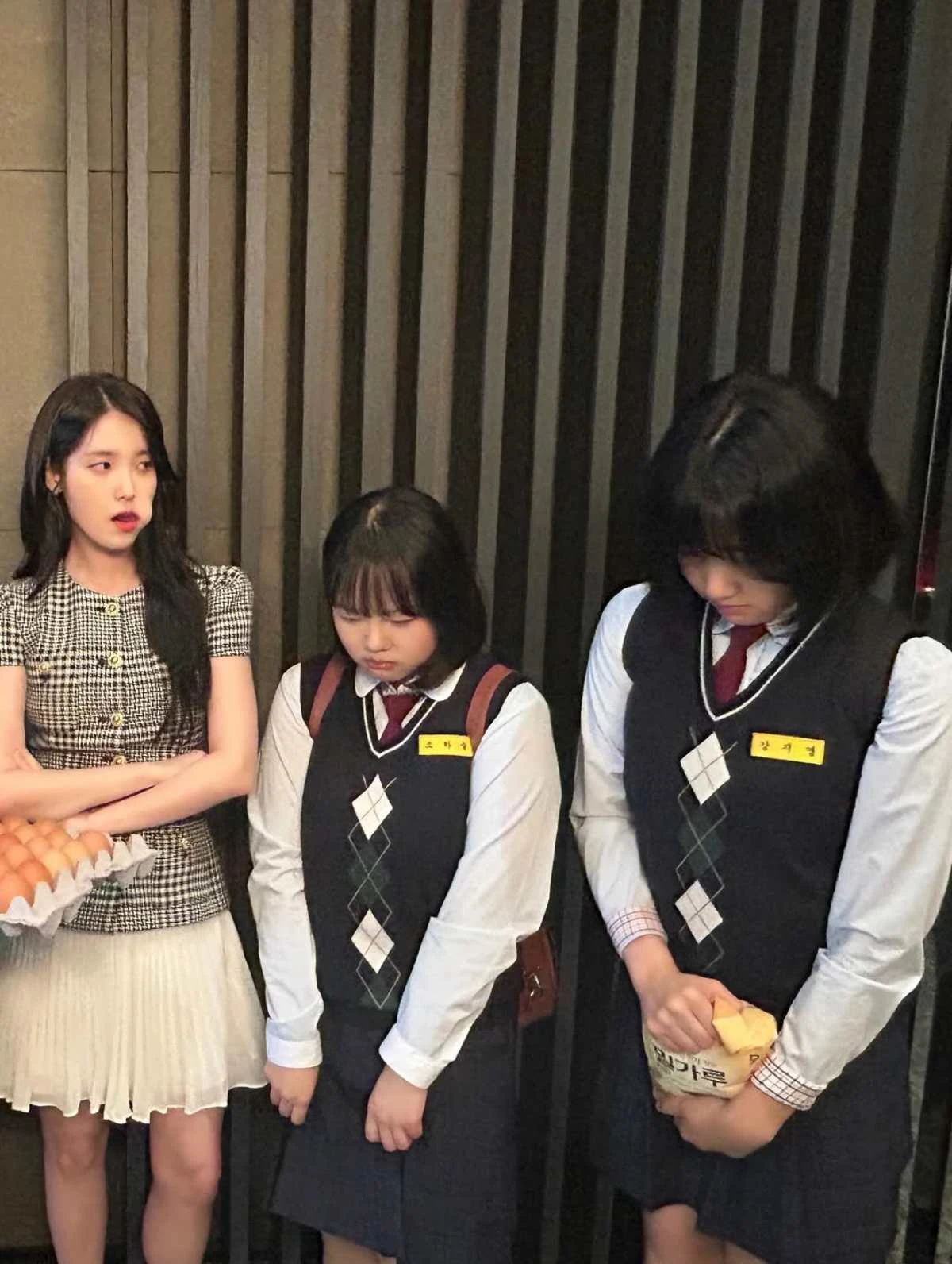 '21세기 대군부인' 아이유, 달걀 테러