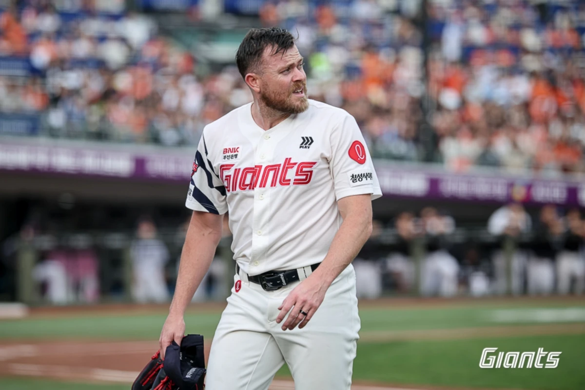 18일 오후 부산 사직야구장에서 열린 '2026 신한 SOL KBO리그' 한화 이글스와 롯데 자이언츠의 경기, 롯데 선발 제레미 비슬리가 더그아웃으로 향하고 있다. 롯데 자이언츠