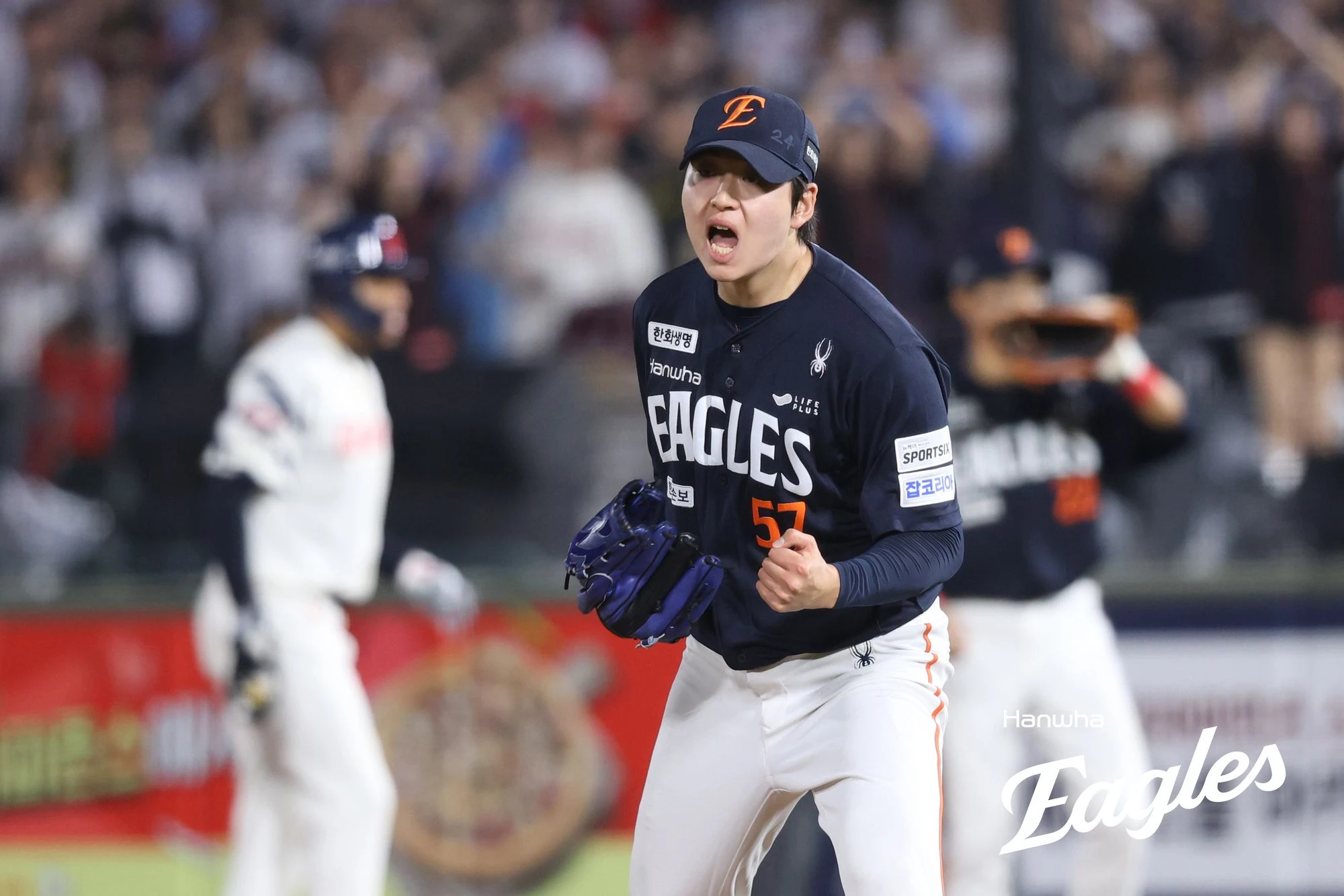 18일 오후 부산 사직야구장에서 열린 '2026 신한 SOL KBO리그' 한화 이글스와 롯데 자이언츠의 경기, 8회말 2사 1, 3루 한화 조동욱이 롯데 노진혁을 삼진으로 돌려세운 뒤 기뻐하고 있다. 한화 이글스