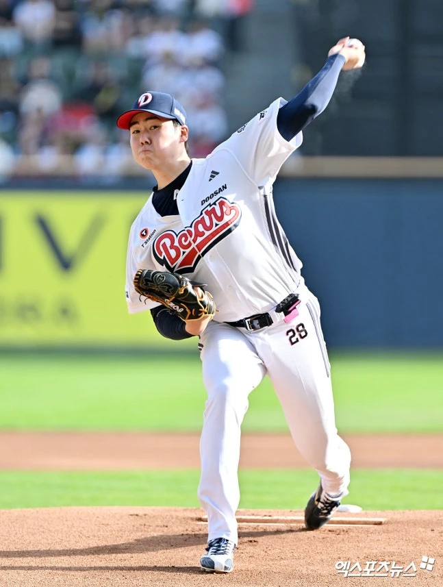 두산은 18일 서울 잠실야구장에서 2026 신한 SOL뱅크 KBO리그 KIA전을 치러 5-4로 승리했다. 두산은 최근 3연패에서 탈출해 시즌 6승1무11패를 기록했다. 반면, KIA는 2023년 8월 24일 수원 KT 위즈전부터 2023년 9월 6일 잠실 두산전까지 기록한 9연승 기록에 955일 만에 도전했지만, 8연승에서 연승 행진이 끝났다. 잠실, 김한준 기자