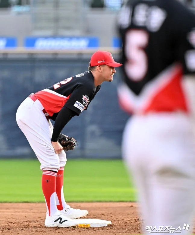 두산은 18일 서울 잠실야구장에서 2026 신한 SOL뱅크 KBO리그 KIA전을 치러 5-4로 승리했다. 두산은 최근 3연패에서 탈출해 시즌 6승1무11패를 기록했다. 반면, KIA는 2023년 8월 24일 수원 KT 위즈전부터 2023년 9월 6일 잠실 두산전까지 기록한 9연승 기록에 955일 만에 도전했지만, 8연승에서 연승 행진이 끝났다. 잠실, 김한준 기자