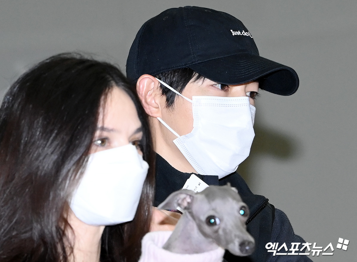 Actor Song Joong-ki and Katy Louise Saunders. Credit: XportsnewsDB